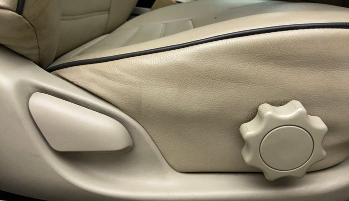 2011 Toyota Corolla Altis 1.8 G, CNG, Manual, 1,22,988 km, Driver Side Adjustment Panel