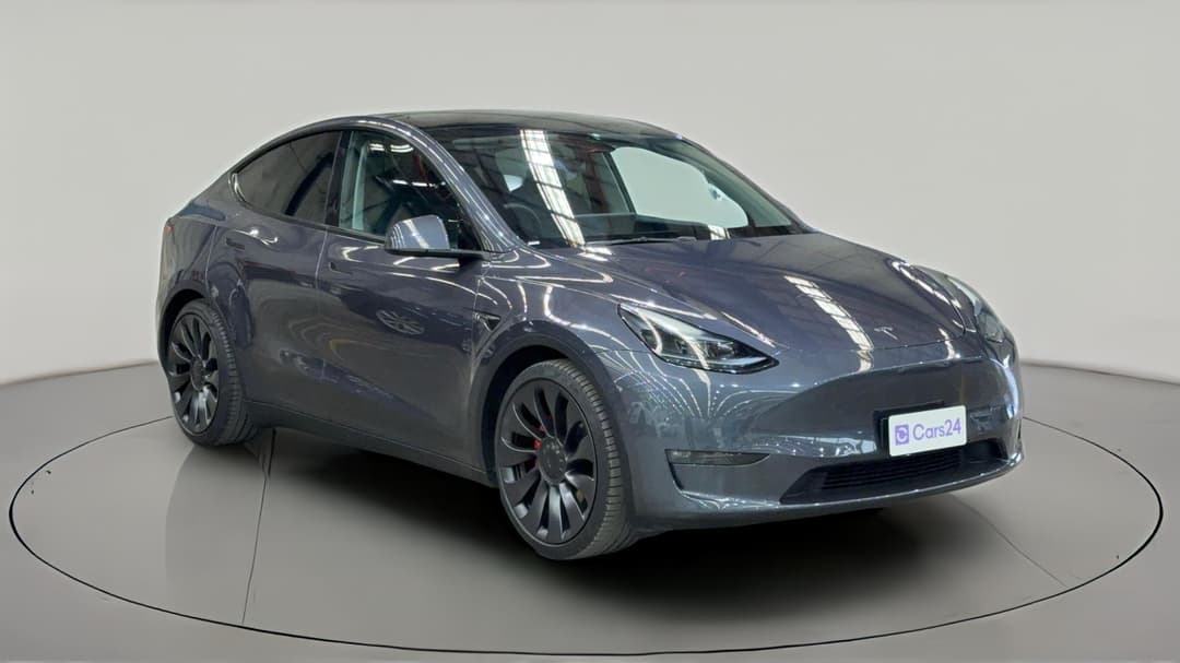 2023 Tesla Model Y Performance, Automatic, 31018 km, Right Front Diagonal (45- Degree) View