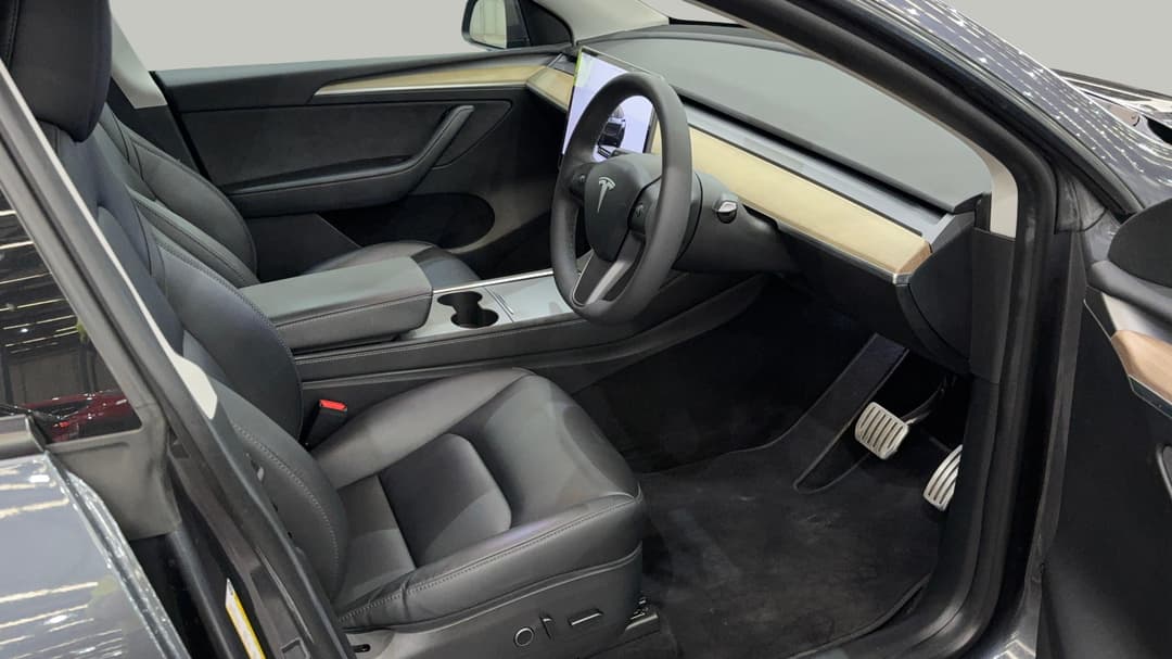 2023 Tesla Model Y Performance, Automatic, 31018 km, Right Side Front Door Cabin View