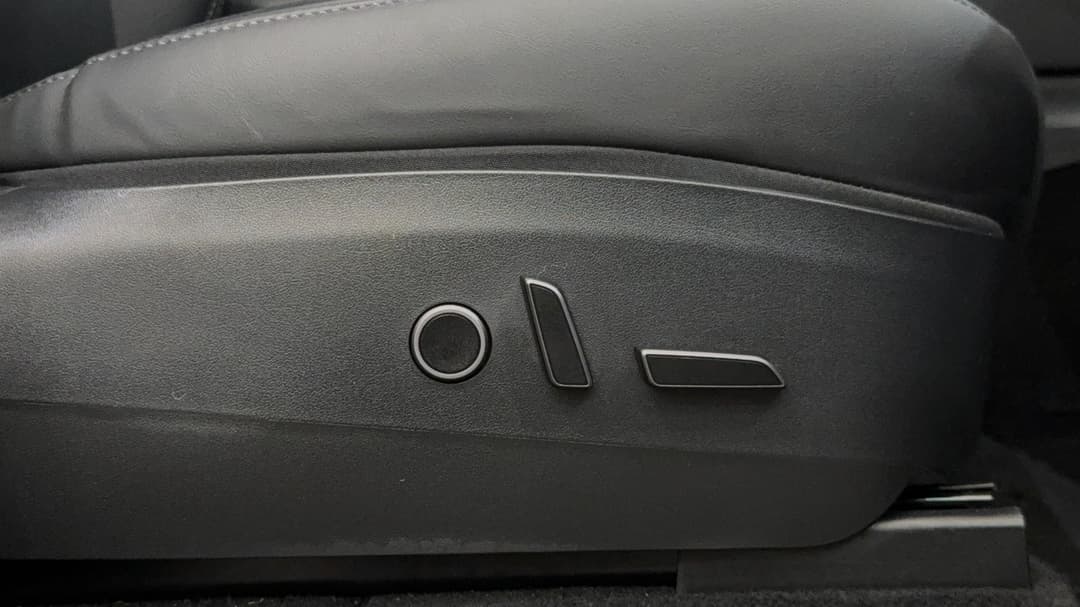 2023 Tesla Model Y Performance, Automatic, 31018 km, Drivers Side Adjustment Panel