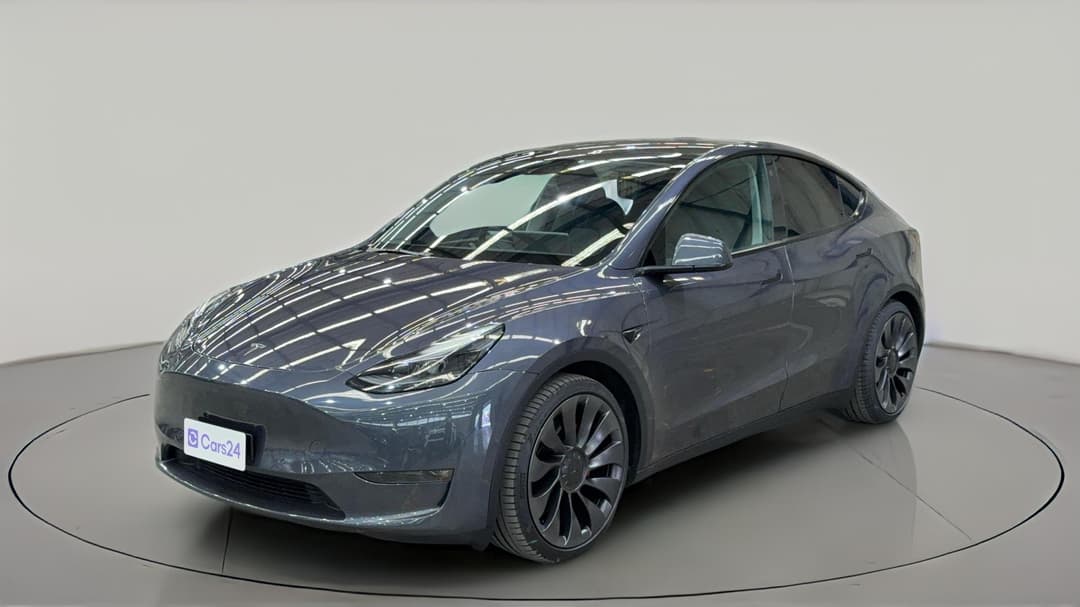 2023 Tesla Model Y Performance, Automatic, 31018 km, Left Front Diagonal (45- Degree) View