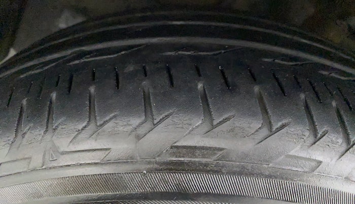 2017 Toyota Corolla Altis G, Petrol, Manual, 19,314 km, Left Front Tyre Tread