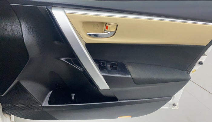 2017 Toyota Corolla Altis G, Petrol, Manual, 19,314 km, Driver Side Door Panels Control