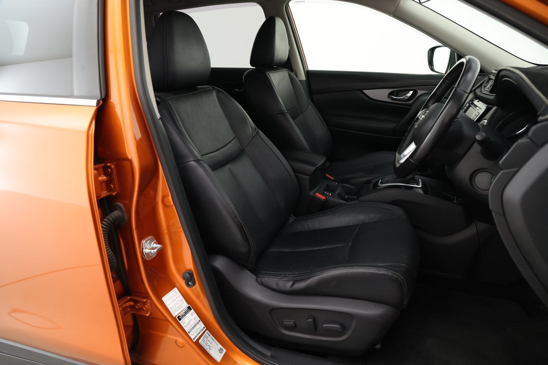 2017 Nissan X-trail St-l 7 Seat (FWD), Automatic, 134704 km, Right Side Front Door Cabin View
