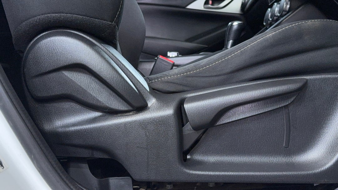 2018 Mazda CX-3 Maxx Sport (AWD), Automatic, 79162 km, Drivers Side Adjustment Panel