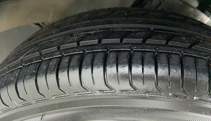 2015 Honda Brio 1.2 VX AT I VTEC, Petrol, Automatic, 26,251 km, Right Front Tyre Tread