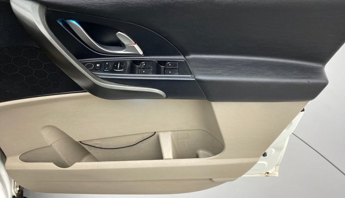 2016 Mahindra XUV500 W6 4X2, Diesel, Manual, 77,738 km, Driver Side Door Panels Control