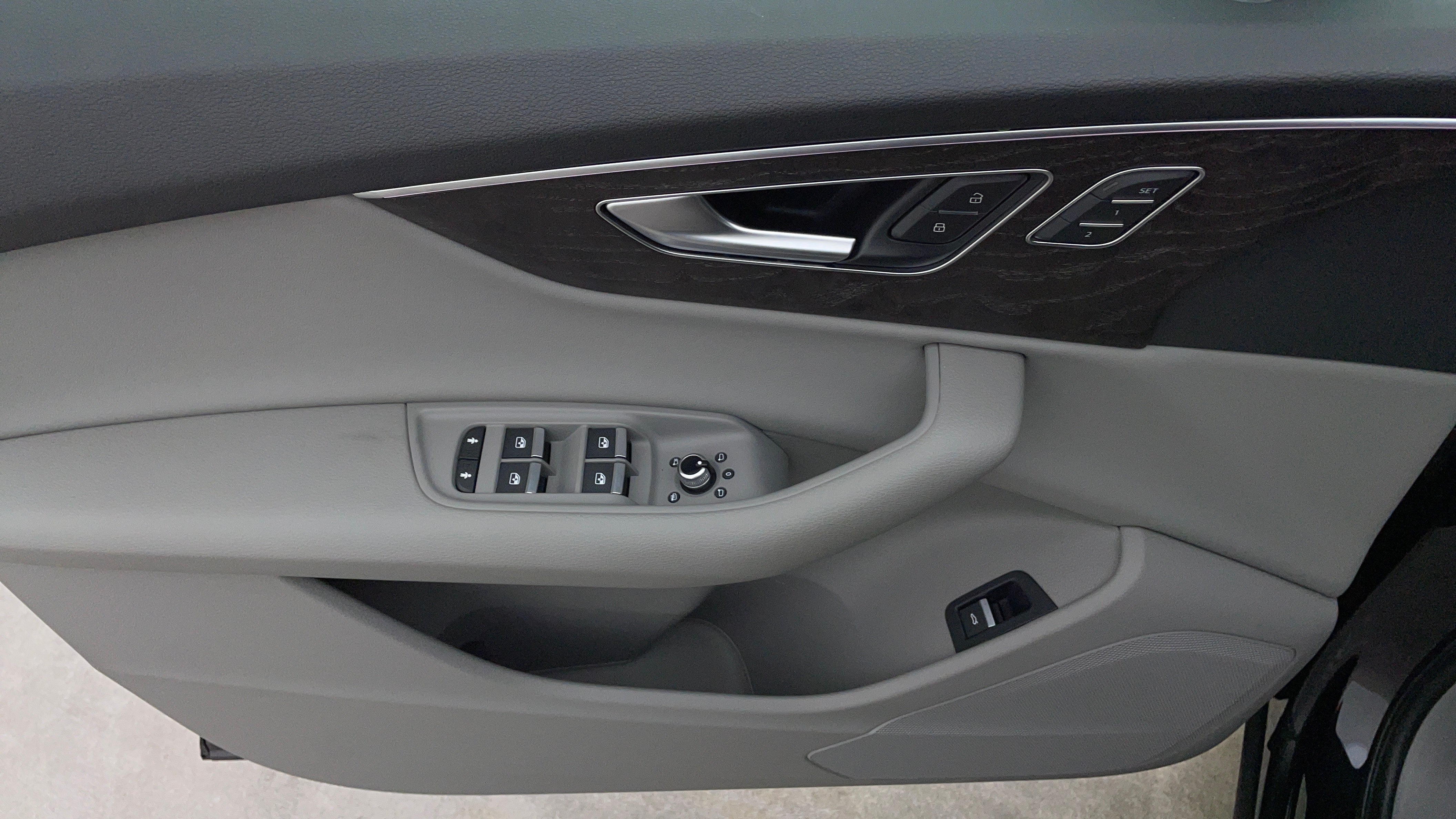 Audi Q7-Driver Side Door Panels Controls