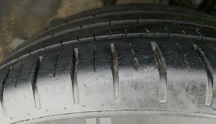 2019 Maruti Ciaz ALPHA 1.5 MT VTVT SHVS, Petrol, Manual, 39,599 km, Left Rear Tyre Tread