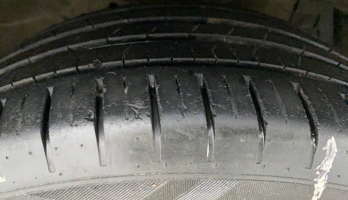 2019 Maruti Ciaz ALPHA 1.5 MT VTVT SHVS, Petrol, Manual, 39,599 km, Right Front Tyre Tread