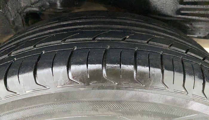 2015 Toyota Corolla Altis G, Petrol, Manual, 81,483 km, Left Rear Tyre Tread