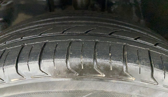 2015 Toyota Corolla Altis G, Petrol, Manual, 81,483 km, Left Front Tyre Tread