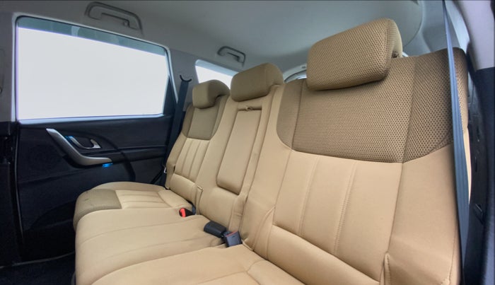 2019 Mahindra XUV500 W7 FWD, Diesel, Manual, 40,278 km, Right Side Rear Door Cabin