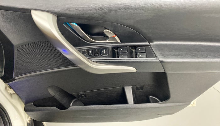 2019 Mahindra XUV500 W7 FWD, Diesel, Manual, 40,278 km, Driver Side Door Panels Control