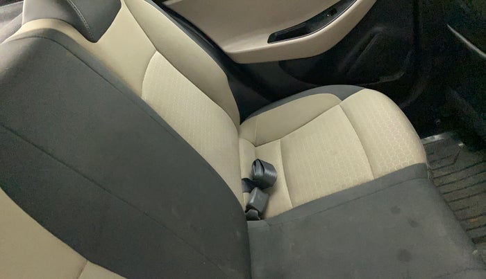 2015 Hyundai Elite i20 SPORTZ 1.2, Petrol, Manual, 70,263 km, Second-row left seat - Cover slightly stained