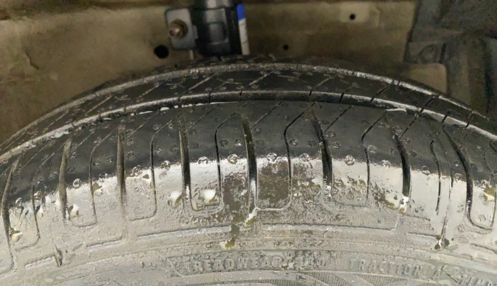 2015 Maruti Swift VXI, Petrol, Manual, 67,426 km, Right Front Tyre Tread