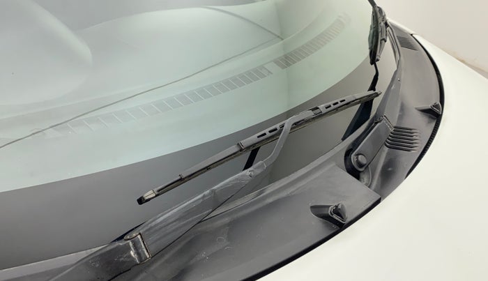 2015 Maruti Swift VXI, Petrol, Manual, 67,426 km, Front windshield - Wiper blade not fixed properly