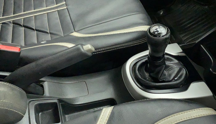 2017 Honda WR-V 1.2L I-VTEC VX MT, Petrol, Manual, 85,482 km, Gear lever - Knob cover torn