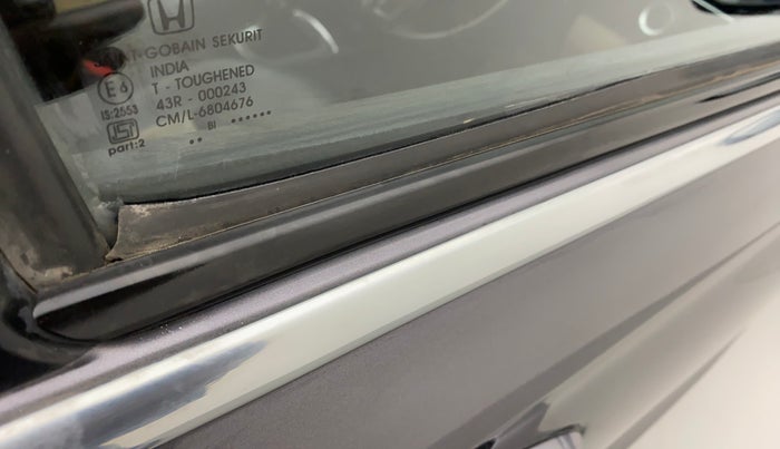 2018 Honda Amaze 1.2L I-VTEC VX, CNG, Manual, 53,117 km, Driver-side door - Weather strip has minor damage