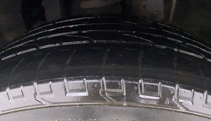2021 Mahindra MARAZZO M 6 + 8 STR, Diesel, Manual, 47,117 km, Left Front Tyre Tread