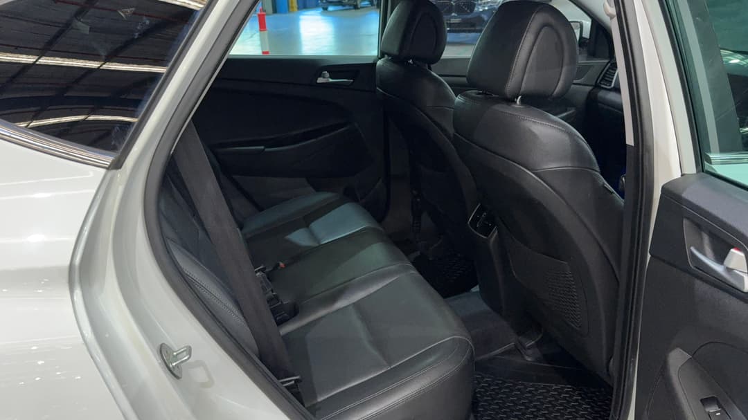 2017 Hyundai Tucson Highlander R-series (AWD), Automatic, 142408 km, Right Side Rear Door Cabin View