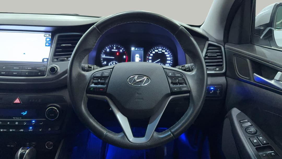 2017 Hyundai Tucson Highlander R-series (AWD), Automatic, 142408 km, Steering Wheel Close-up