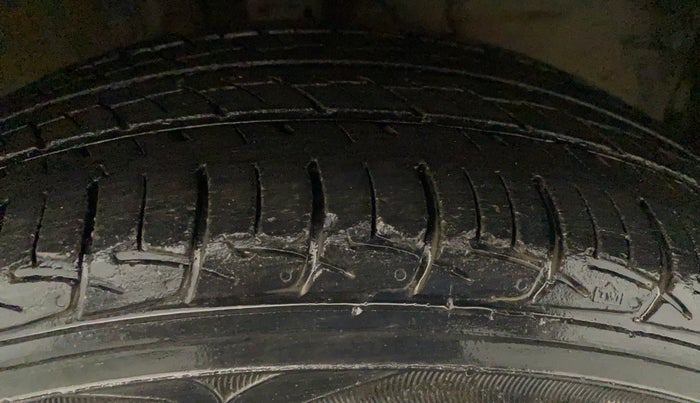 2017 Toyota Etios Liva V, Petrol, Manual, 50,456 km, Right Front Tyre Tread
