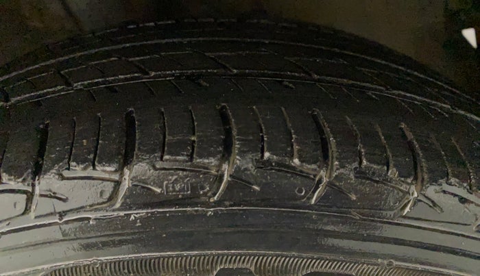 2017 Toyota Etios Liva V, Petrol, Manual, 50,456 km, Left Front Tyre Tread