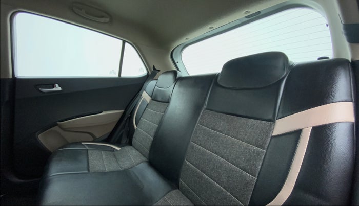 2017 Hyundai Grand i10 Sportz(O) 1.2 MT, Petrol, Manual, 39,904 km, Right Side Rear Door Cabin