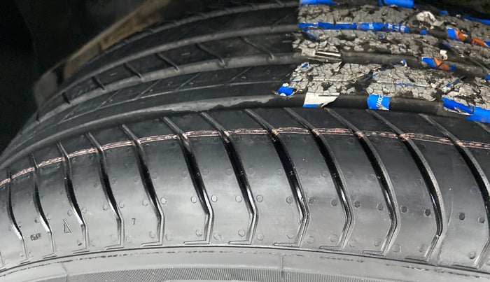 2018 Maruti Vitara Brezza LDI OPT, Diesel, Manual, 52,453 km, Right Front Tyre Tread