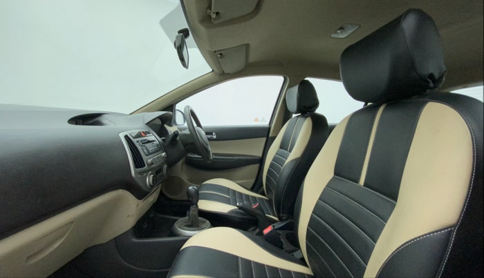 2013 Hyundai i20 MAGNA 1.4 CRDI, Diesel, Manual, 1,05,286 km, Right Side Front Door Cabin