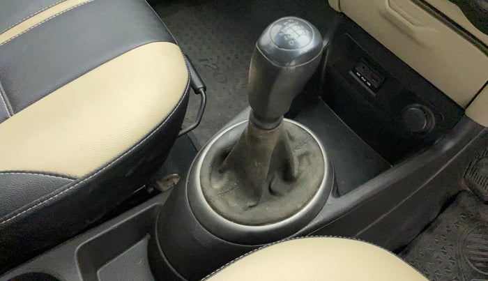 2013 Hyundai i20 MAGNA 1.4 CRDI, Diesel, Manual, 1,05,286 km, Gear lever - Boot cover slightly torn