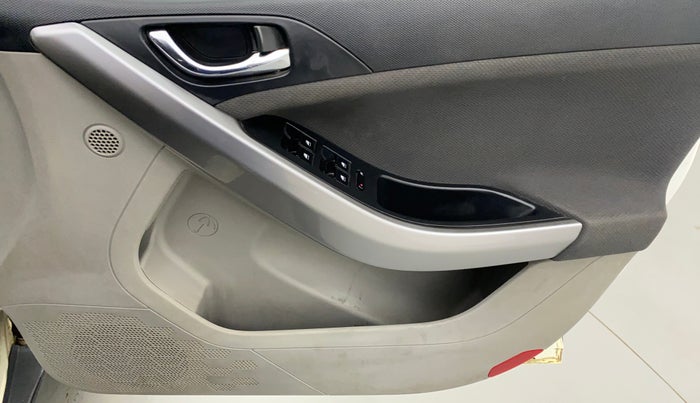 2017 Tata NEXON XZ+ 1.2, Petrol, Manual, 78,841 km, Driver Side Door Panels Control
