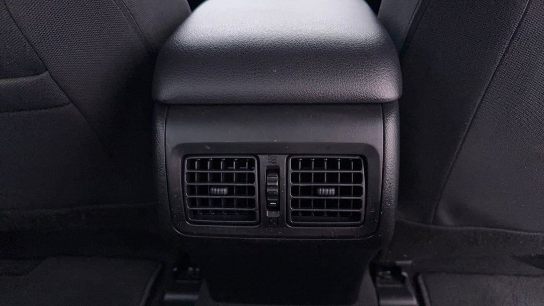 2017 Toyota Camry Rz S.e., Automatic, 90742 km, Rear A/C Vent
