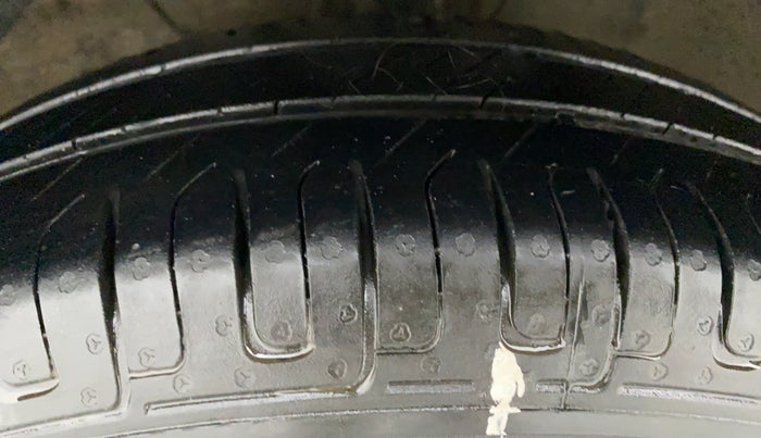 2018 Maruti Swift VXI AMT D, Petrol, Automatic, 70,210 km, Left Front Tyre Tread