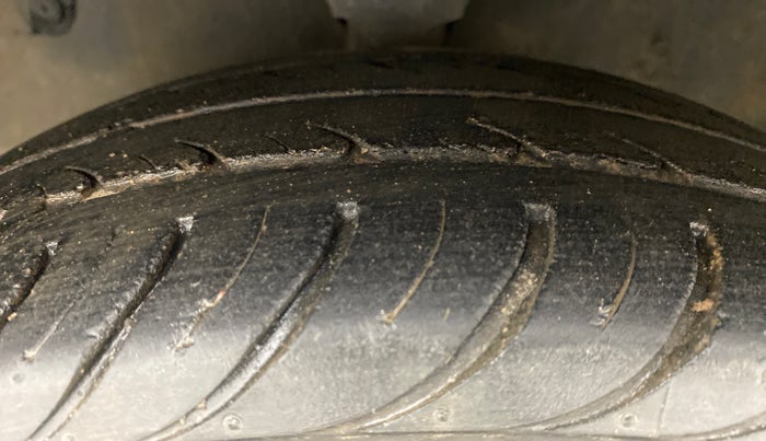 2015 Hyundai Eon MAGNA PLUS, Petrol, Manual, 54,862 km, Left Front Tyre Tread