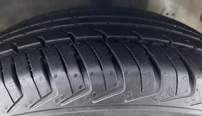 2016 Hyundai Eon ERA PLUS, Petrol, Manual, 37,164 km, Right Front Tyre Tread