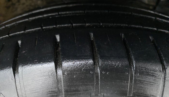 2015 Maruti Ciaz VXI PLUS, Petrol, Manual, 73,292 km, Right Front Tyre Tread