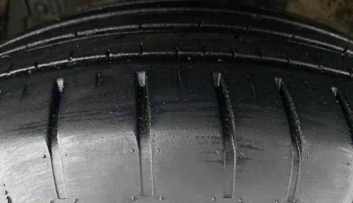 2015 Maruti Ciaz VXI PLUS, Petrol, Manual, 73,292 km, Left Front Tyre Tread