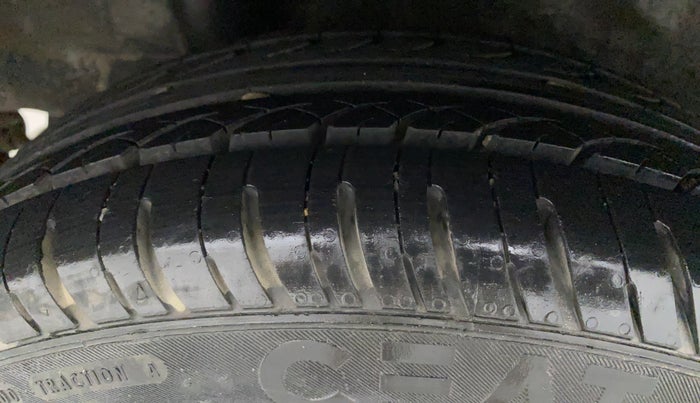 2014 Honda Brio VX MT, Petrol, Manual, 20,514 km, Right Rear Tyre Tread