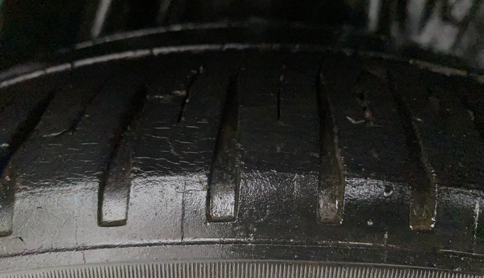2015 Honda City 1.5L I-VTEC V MT, Petrol, Manual, 1,02,048 km, Left Rear Tyre Tread