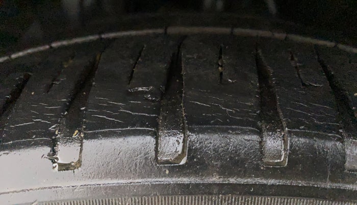 2015 Honda City 1.5L I-VTEC V MT, Petrol, Manual, 1,02,048 km, Left Front Tyre Tread