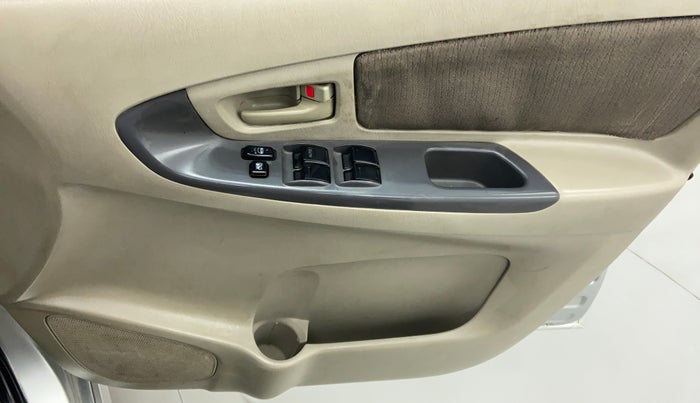 2012 Toyota Innova 2.5 GX 8 STR BS IV, Diesel, Manual, 1,06,630 km, Driver Side Door Panels Controls