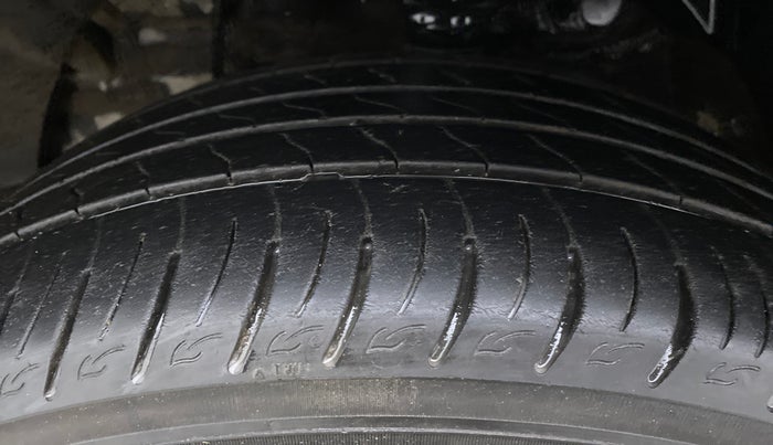 2021 Mahindra XUV300 W8(O), Diesel, Manual, 68,093 km, Left Front Tyre Tread