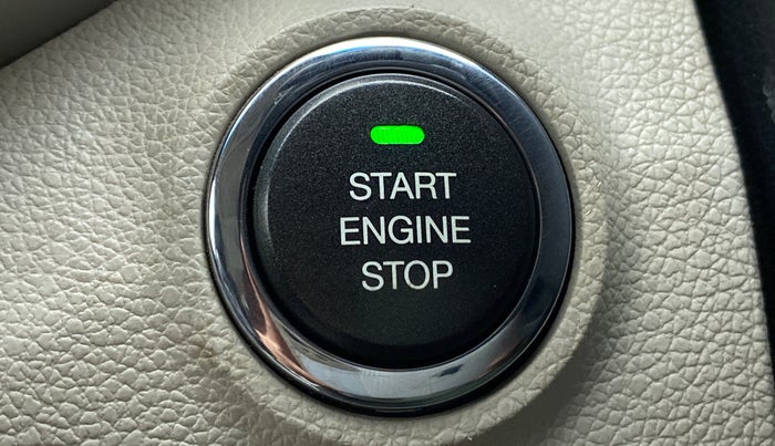 2021 Mahindra XUV300 W8(O), Diesel, Manual, 68,093 km, Keyless Start/ Stop Button