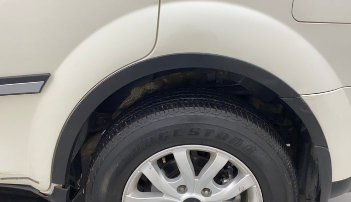 2016 Mahindra XUV500 W10 AWD AT, Diesel, Automatic, 95,776 km, Left quarter panel - Cladding has minor damage