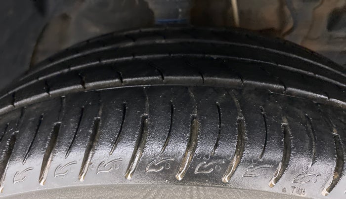 2019 Mahindra XUV300 1.2 W8 OPT, Petrol, Manual, 13,538 km, Right Front Tyre Tread