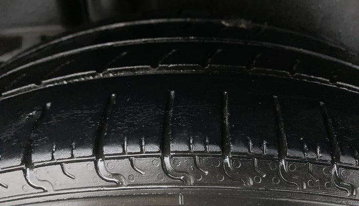 2017 Maruti Ciaz SIGMA DIESEL 1.3, Diesel, Manual, 97,515 km, Right Rear Tyre Tread