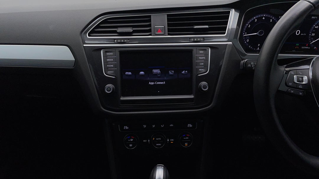 2017 Volkswagen Tiguan 132 Tsi Comfortline, Automatic, 53744 km, Center Console