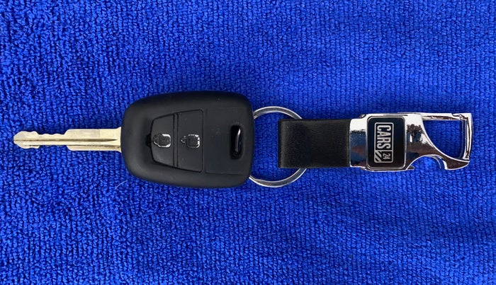 2018 Hyundai Xcent S 1.2, CNG, Manual, 1,03,344 km, Key Close Up